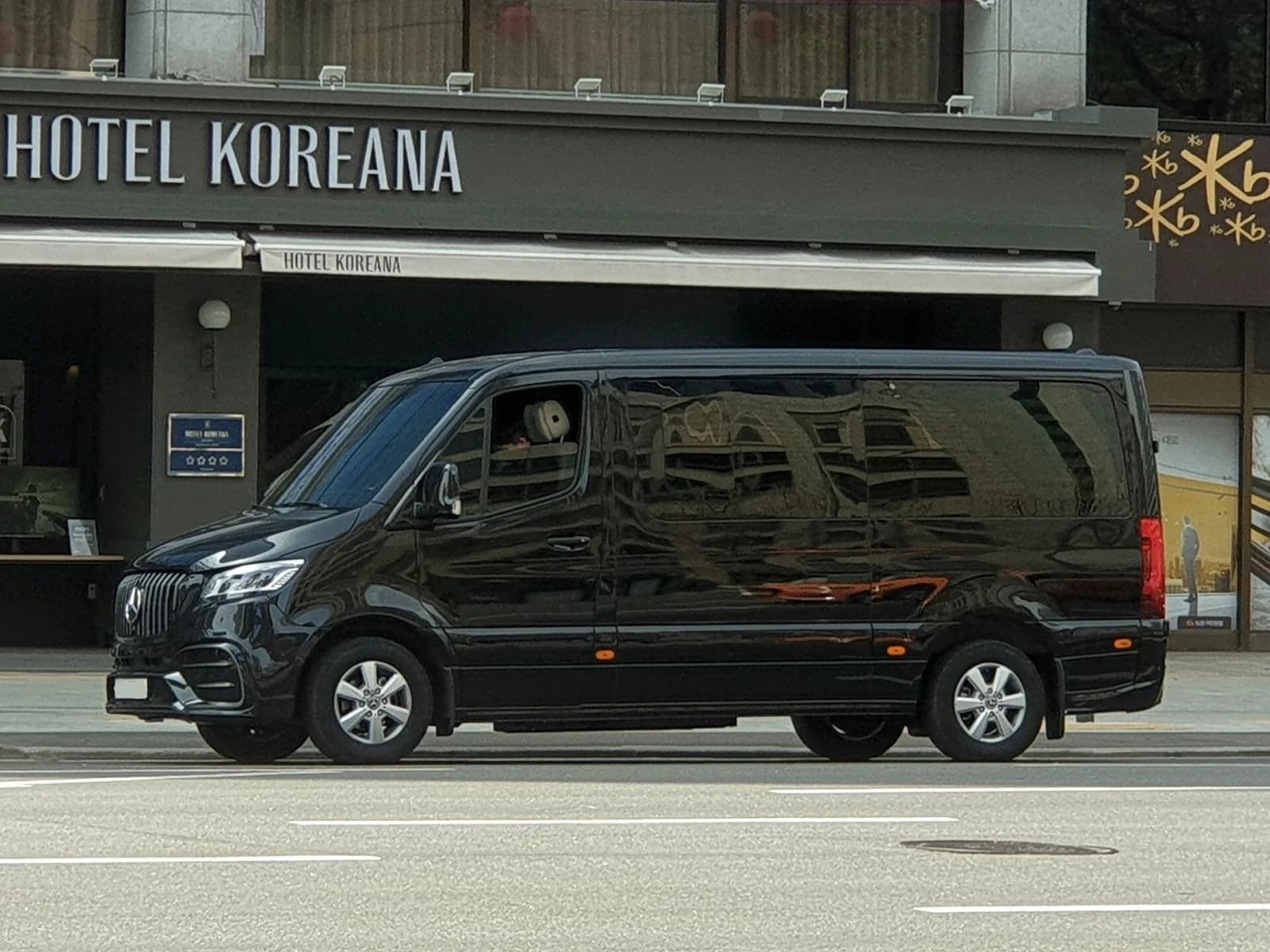 Sprinter van, photo 3 of 4