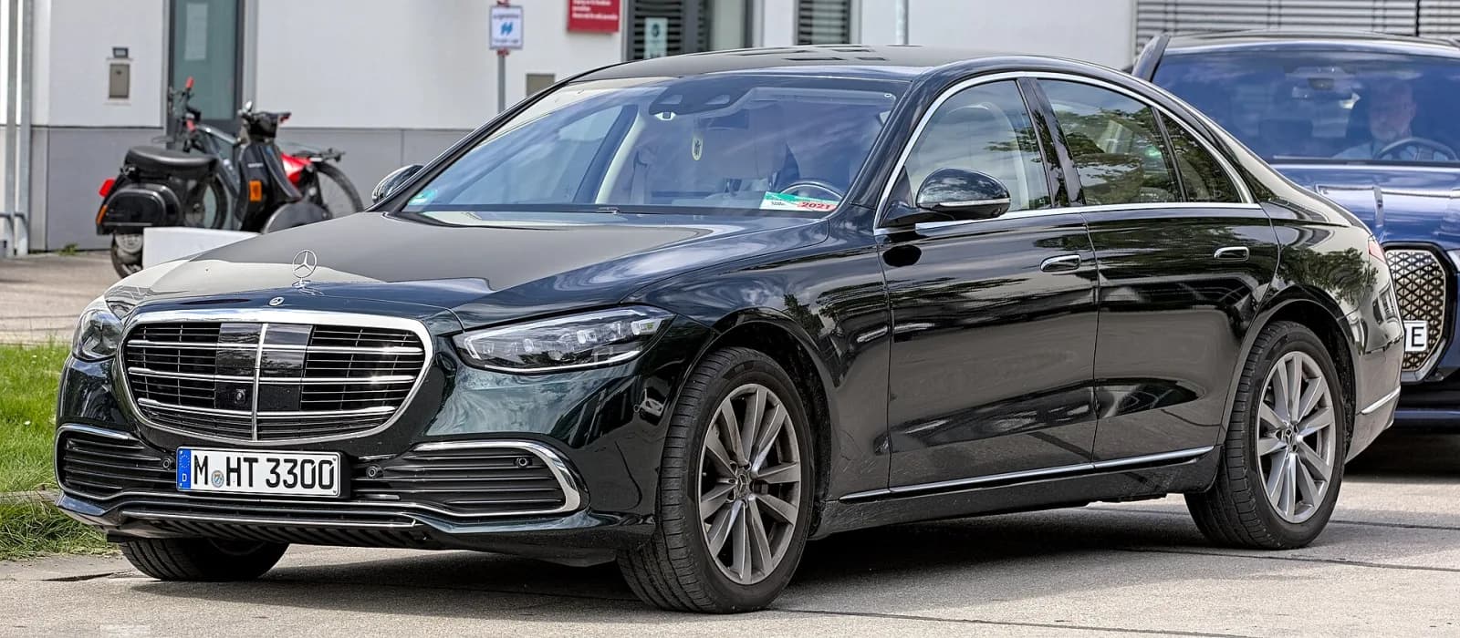 Executive sedan, photo 1 of 3