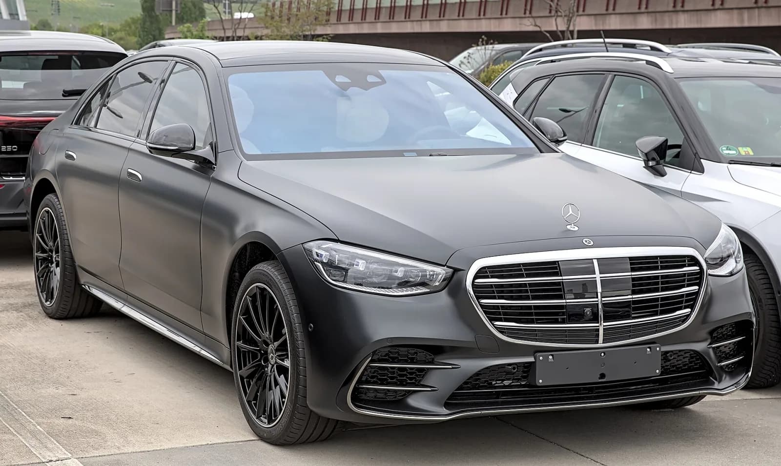 Executive sedan, photo 2 of 3