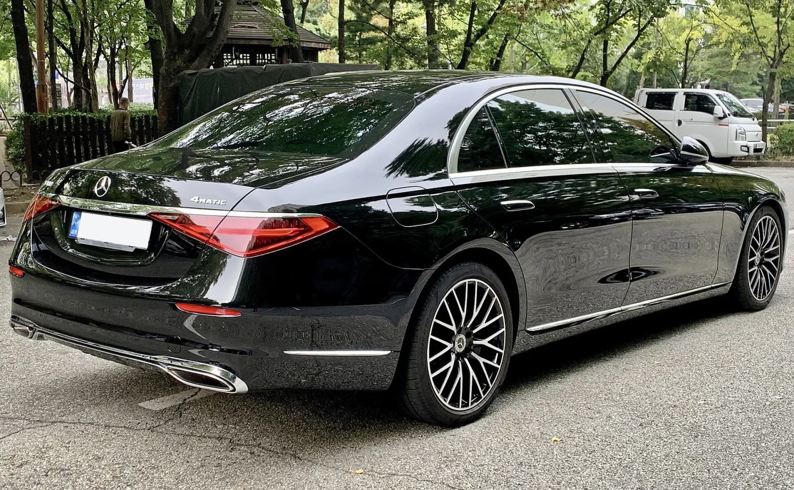 Executive sedan, photo 3 of 3