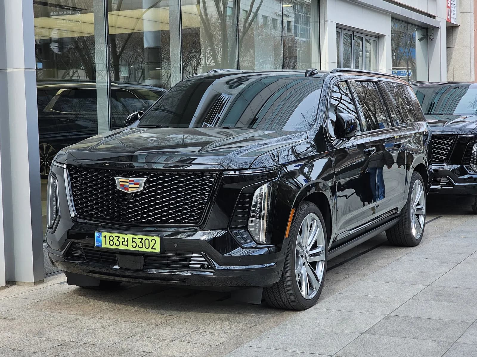 Luxury SUV, photo 1 of 3